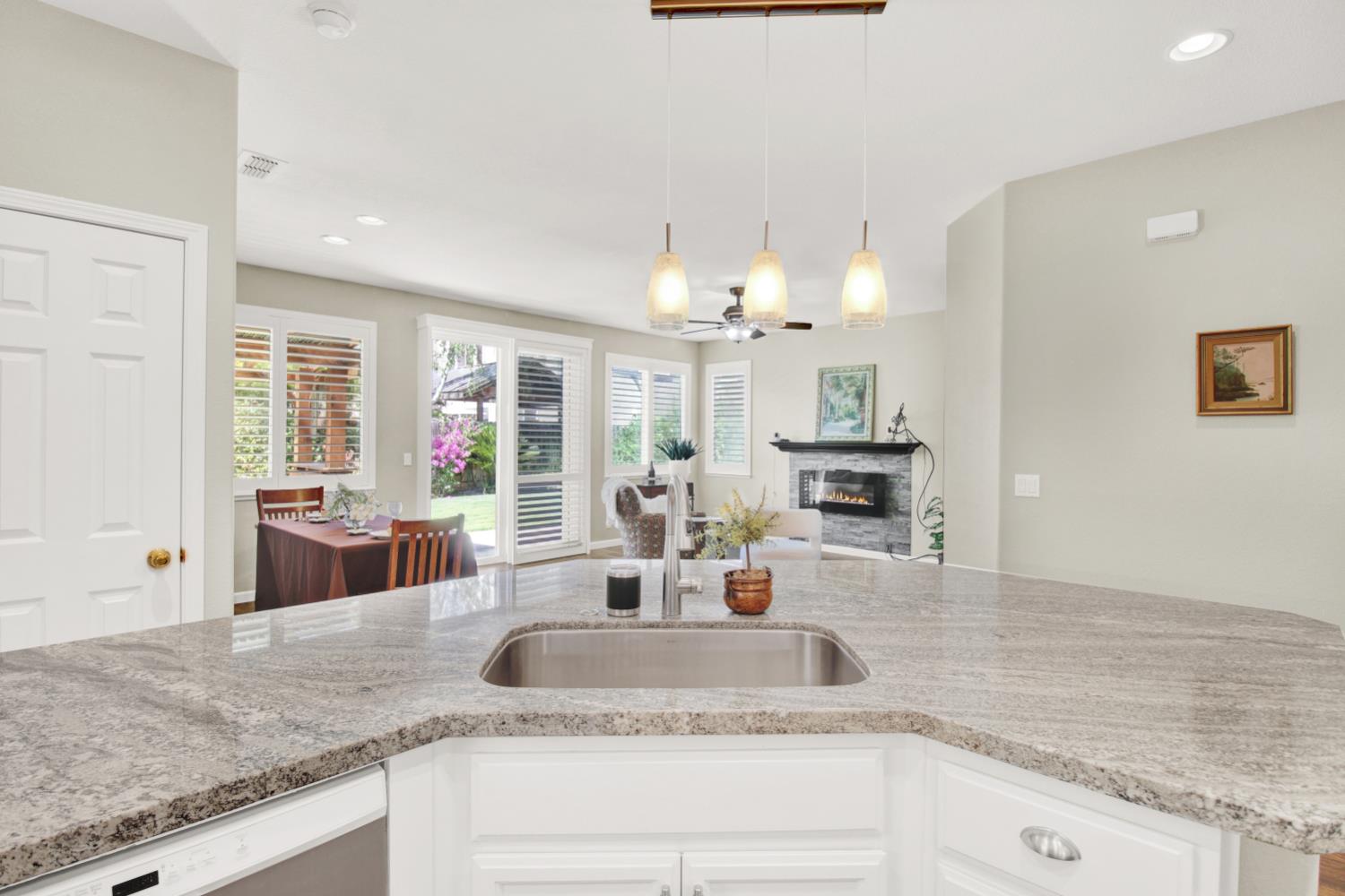 541 W Boesch Dr, Ripon, CA 95366