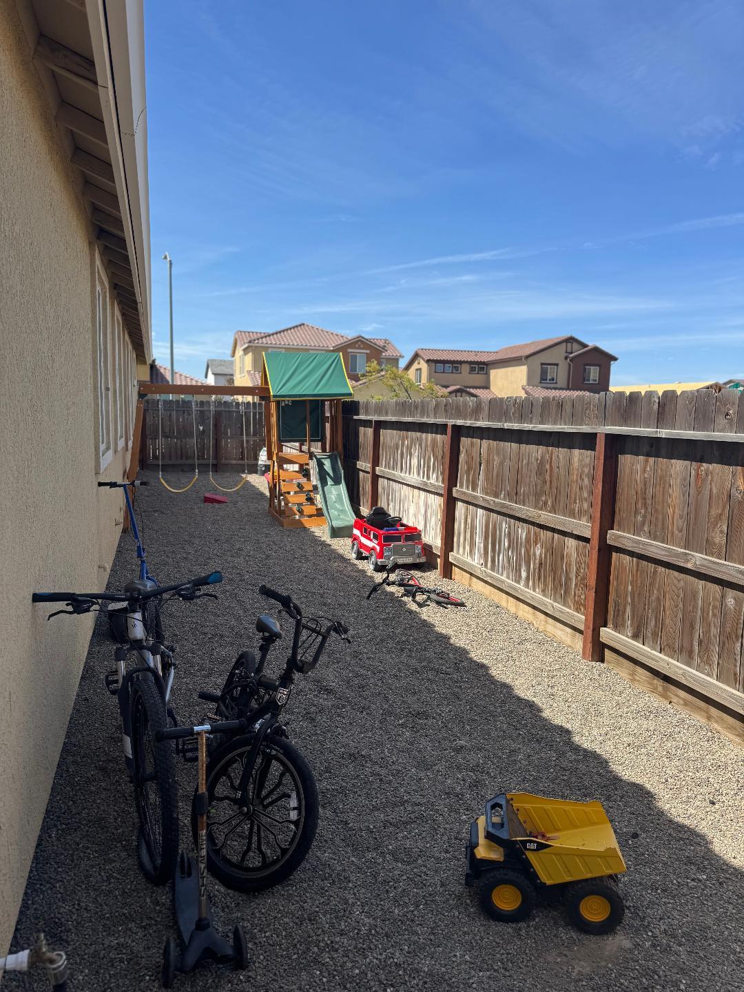 636 Pinelli Dr, Los Banos, CA 93635