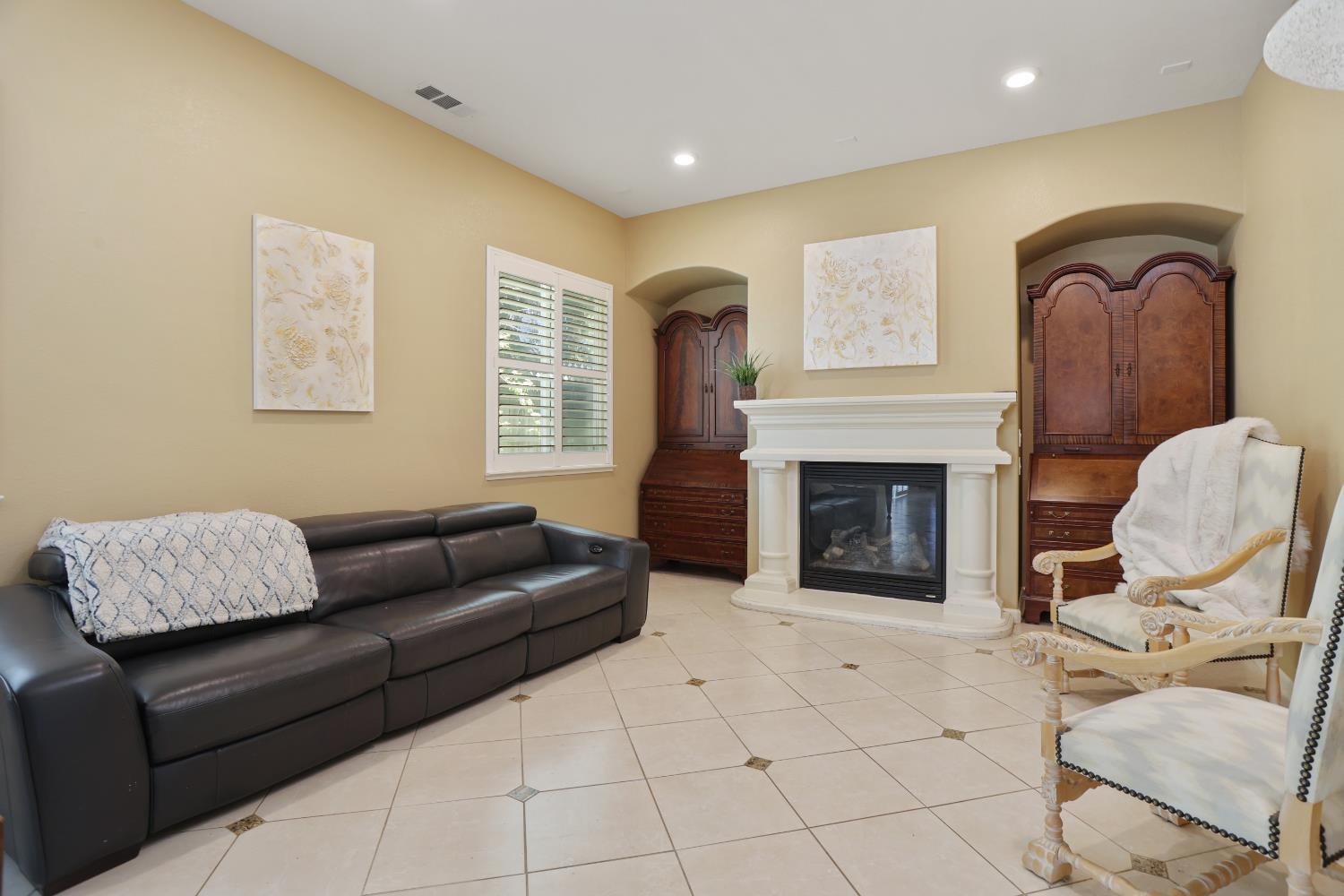 935 Shortland Cir, Manteca, CA 95337