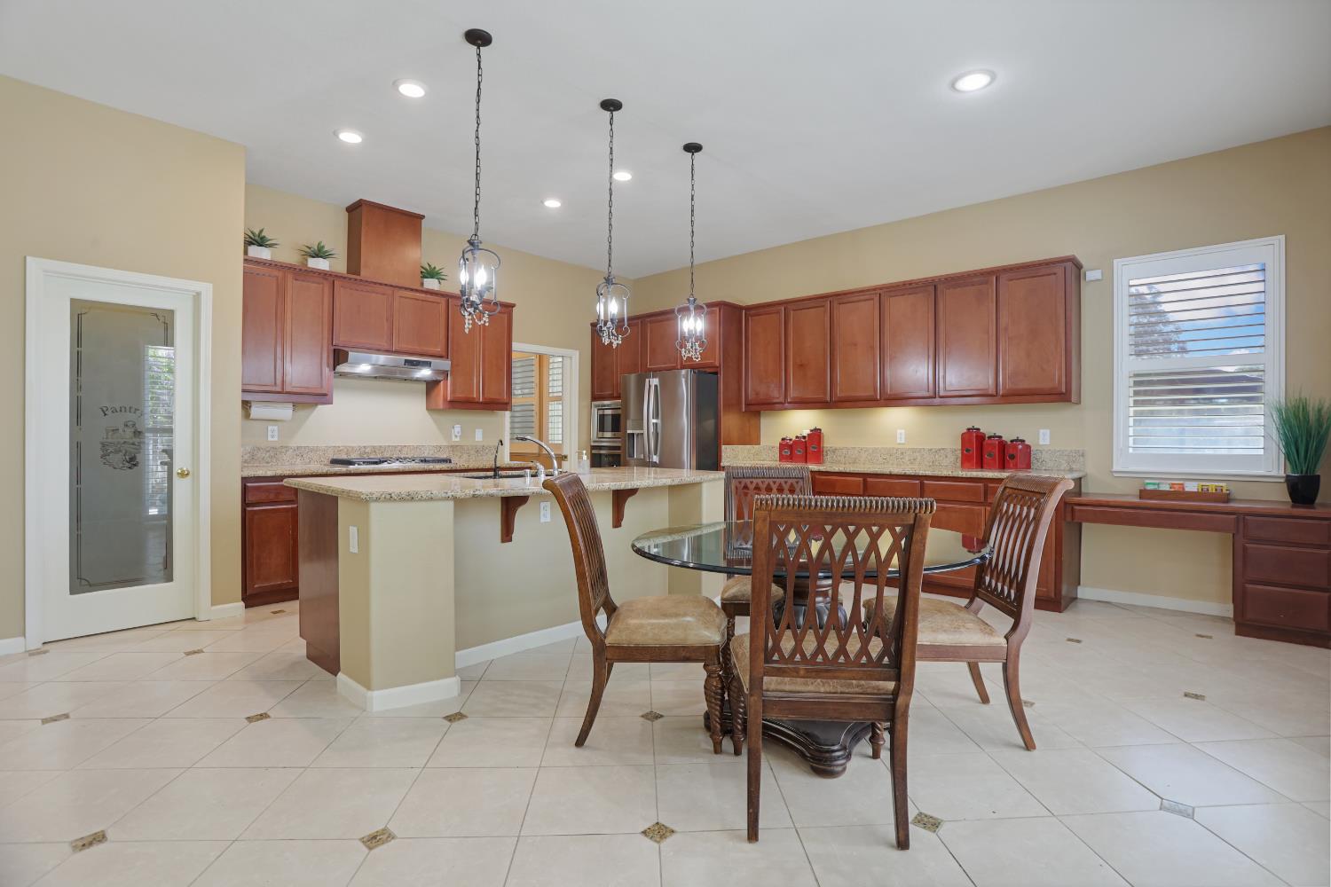 935 Shortland Cir, Manteca, CA 95337