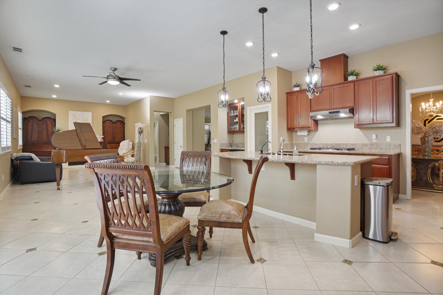 935 Shortland Cir, Manteca, CA 95337