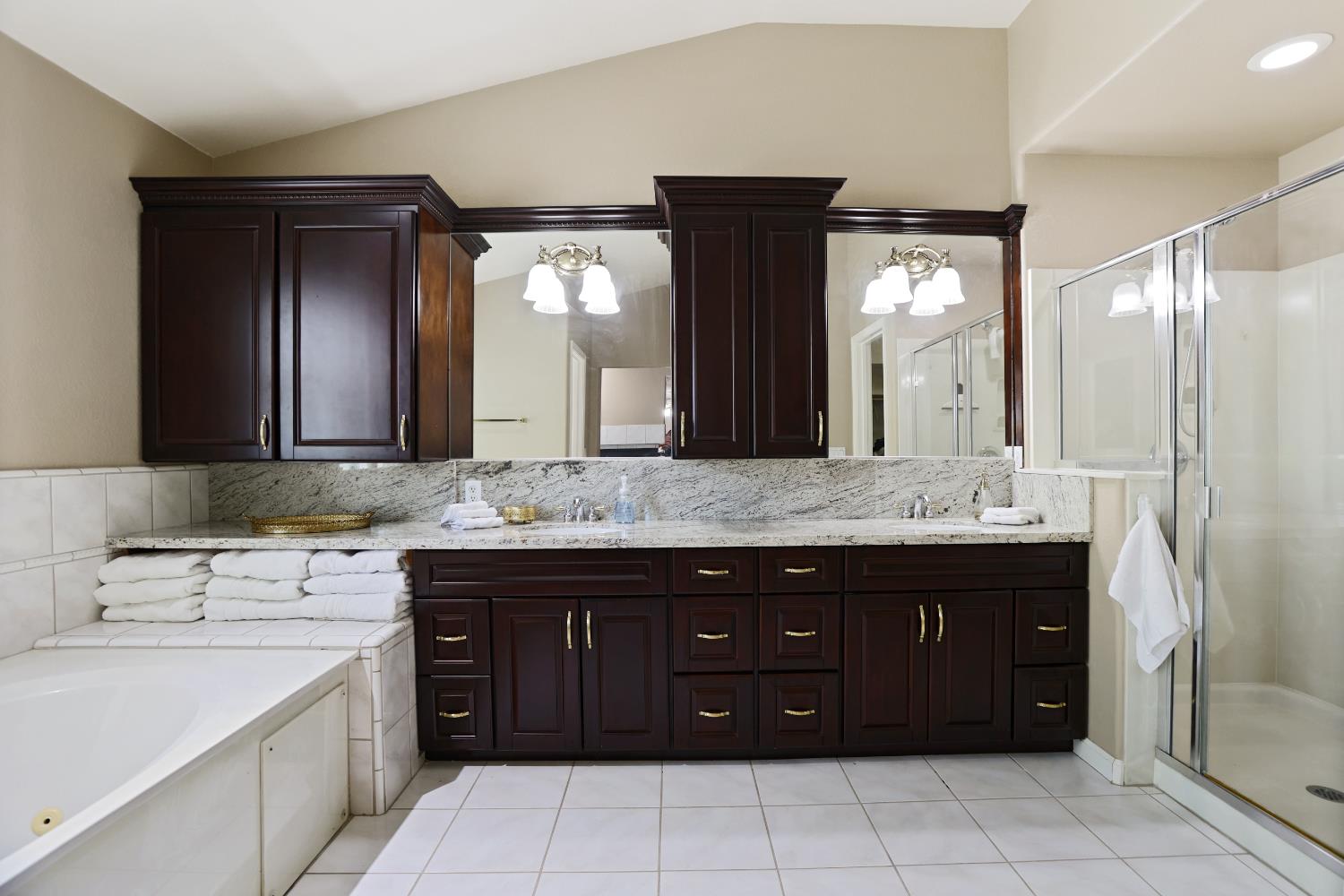 935 Shortland Cir, Manteca, CA 95337