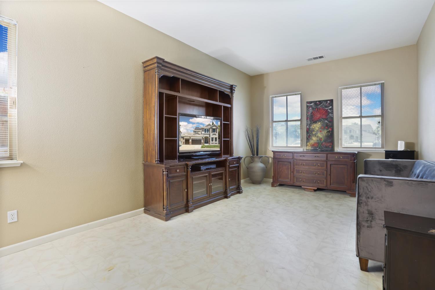 935 Shortland Cir, Manteca, CA 95337