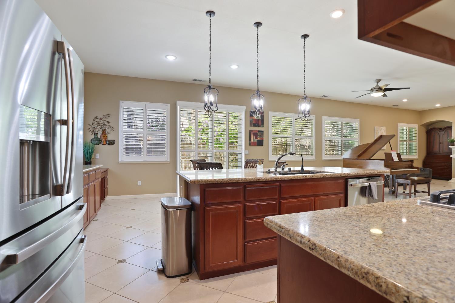 935 Shortland Cir, Manteca, CA 95337