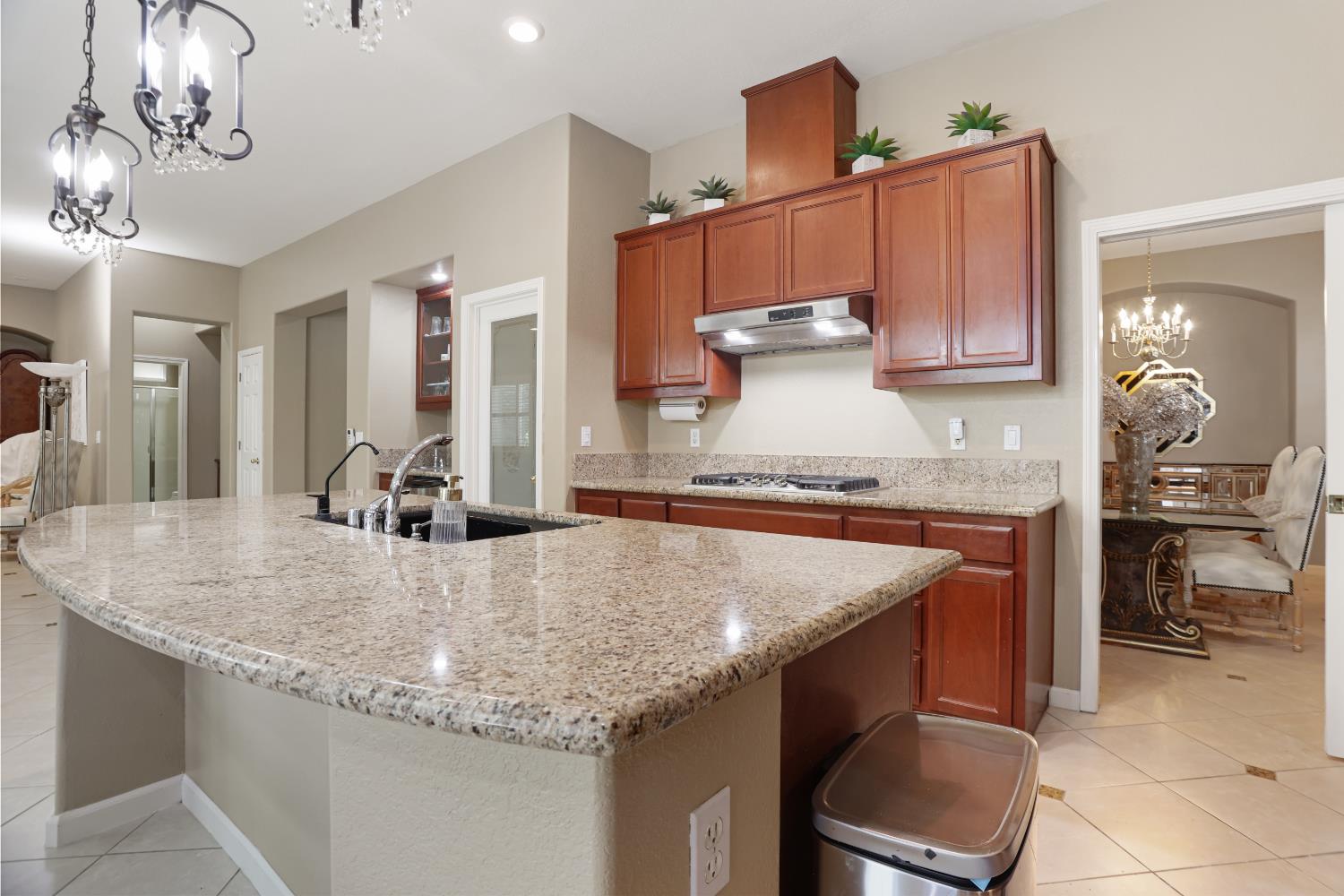 935 Shortland Cir, Manteca, CA 95337