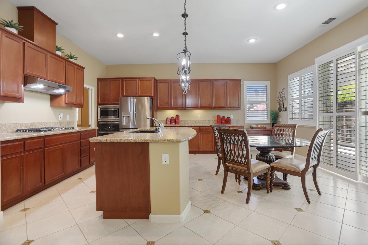 935 Shortland Cir, Manteca, CA 95337