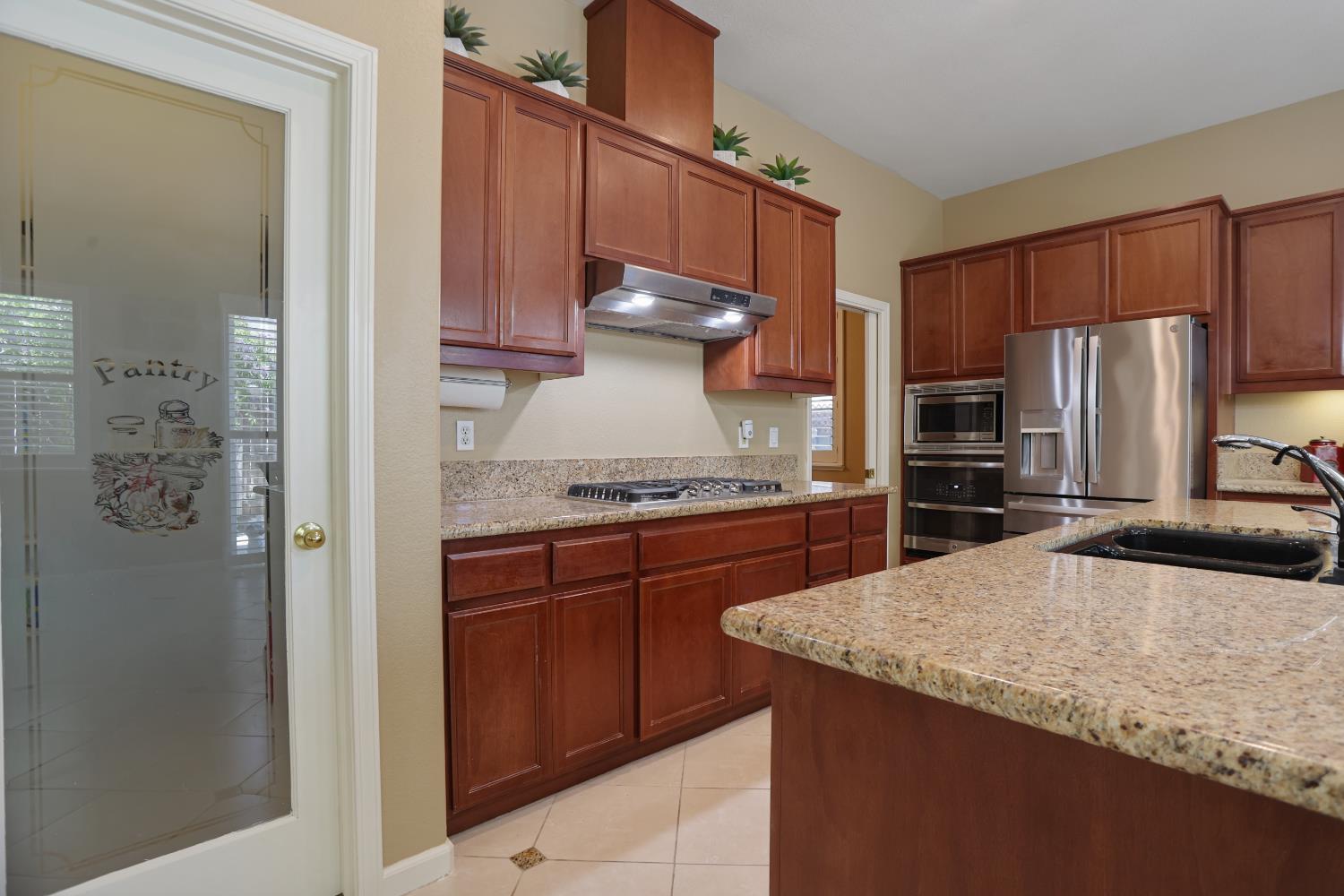935 Shortland Cir, Manteca, CA 95337