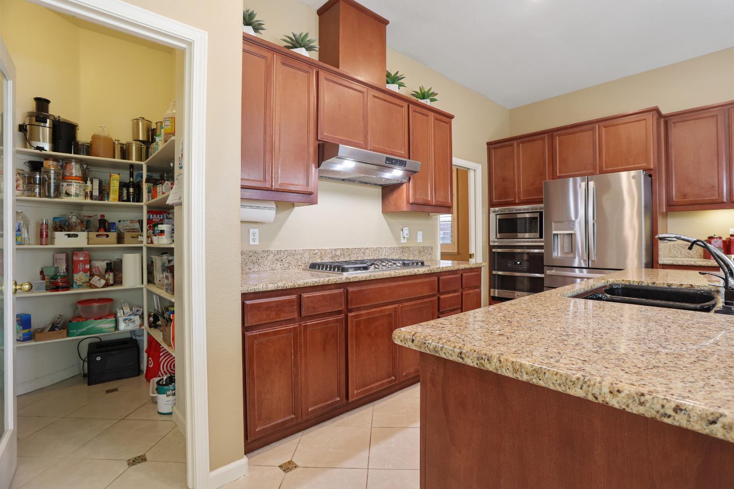 935 Shortland Cir, Manteca, CA 95337