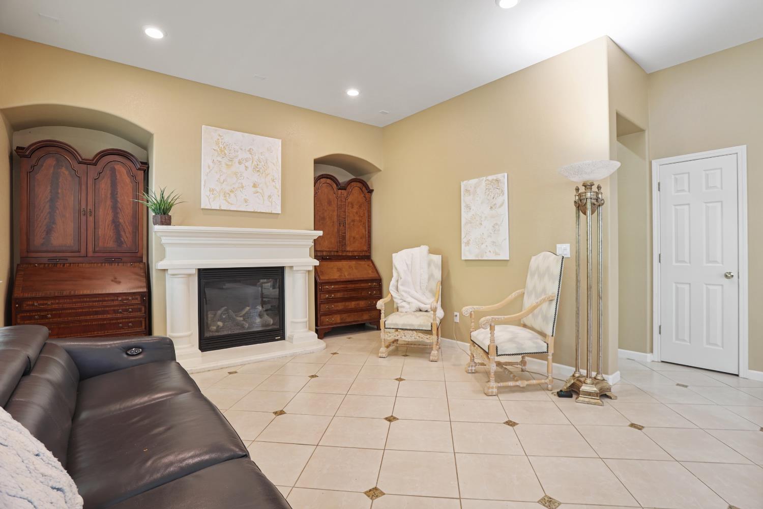 935 Shortland Cir, Manteca, CA 95337