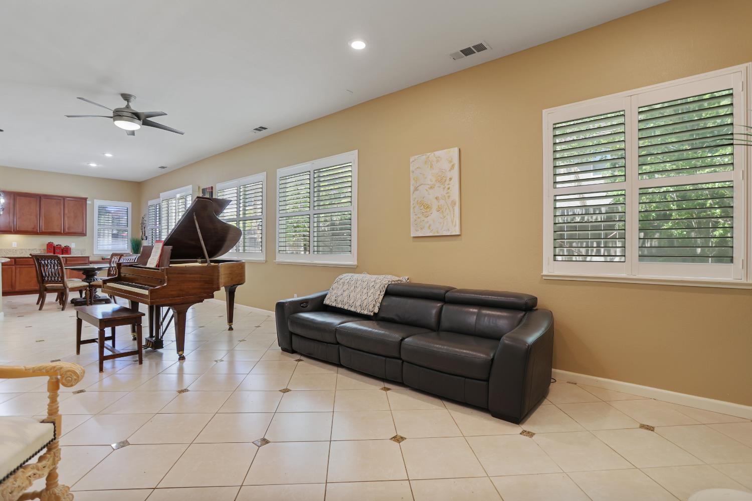 935 Shortland Cir, Manteca, CA 95337