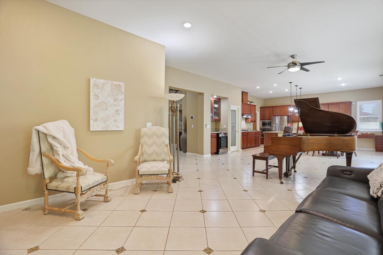 935 Shortland Cir, Manteca, CA 95337