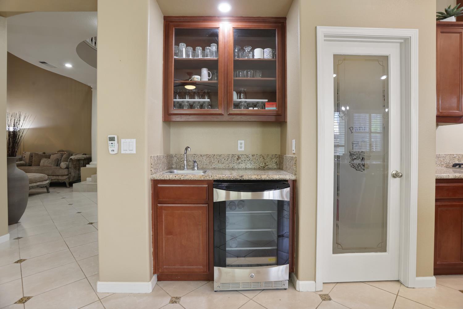 935 Shortland Cir, Manteca, CA 95337