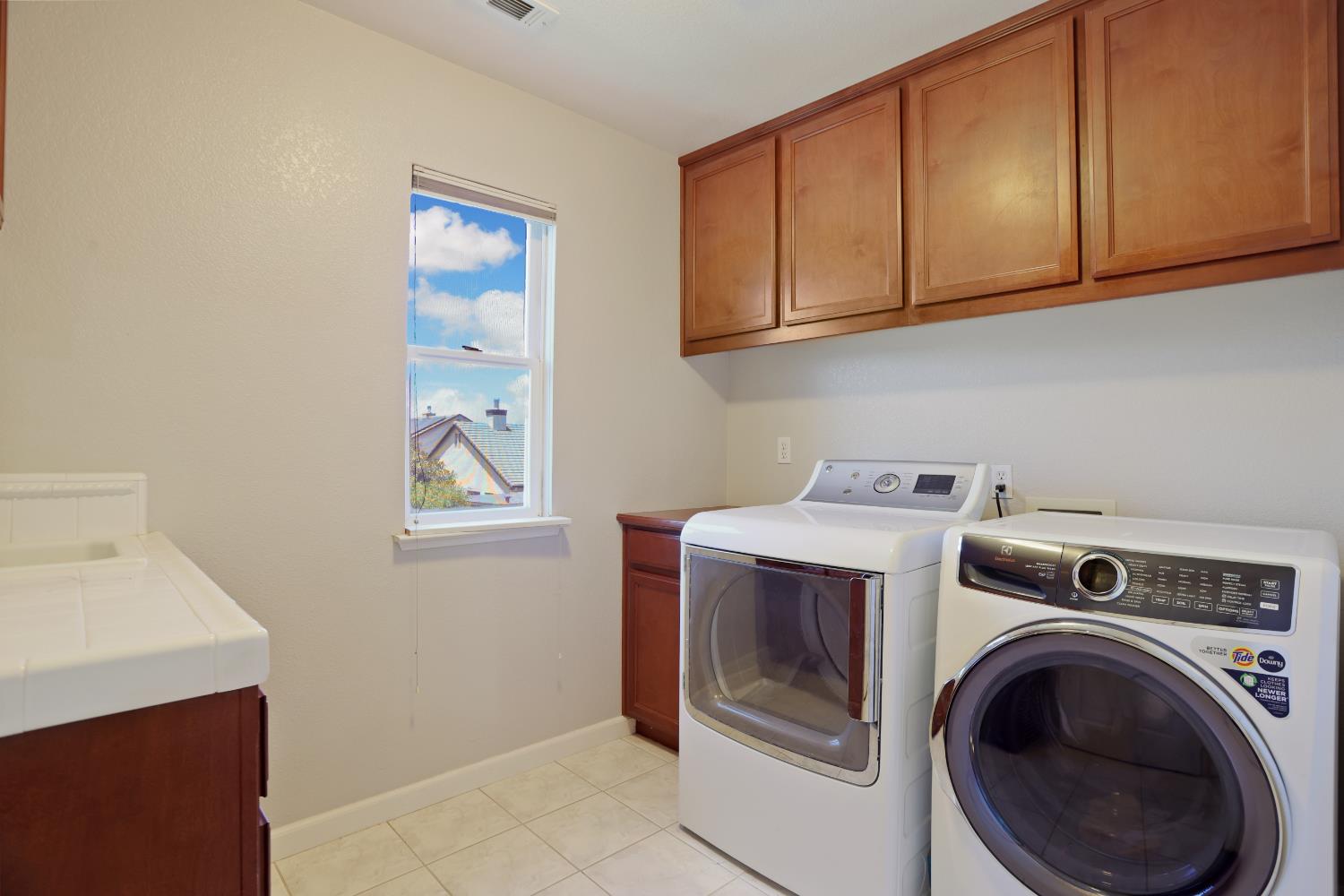 935 Shortland Cir, Manteca, CA 95337