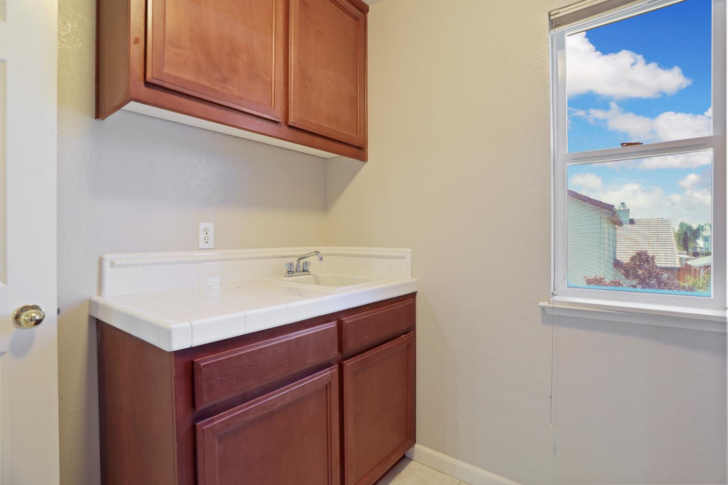 935 Shortland Cir, Manteca, CA 95337