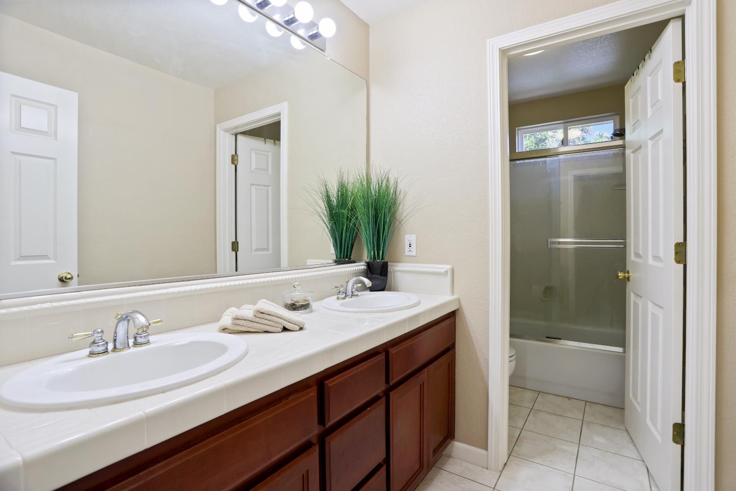 935 Shortland Cir, Manteca, CA 95337