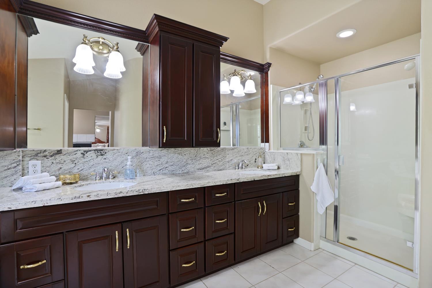 935 Shortland Cir, Manteca, CA 95337