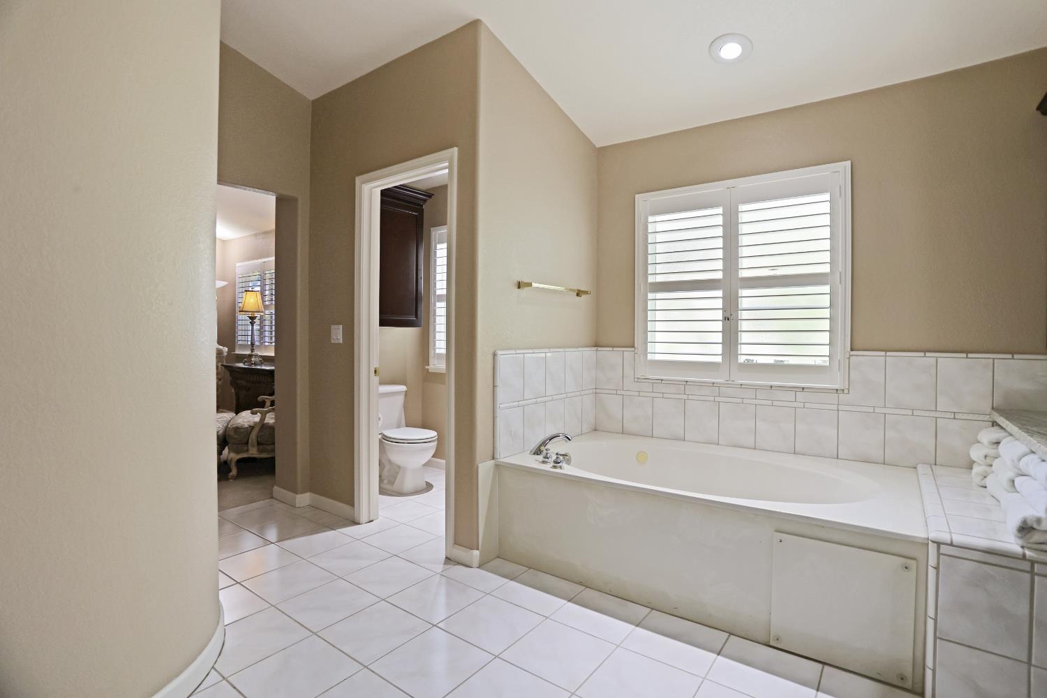 935 Shortland Cir, Manteca, CA 95337