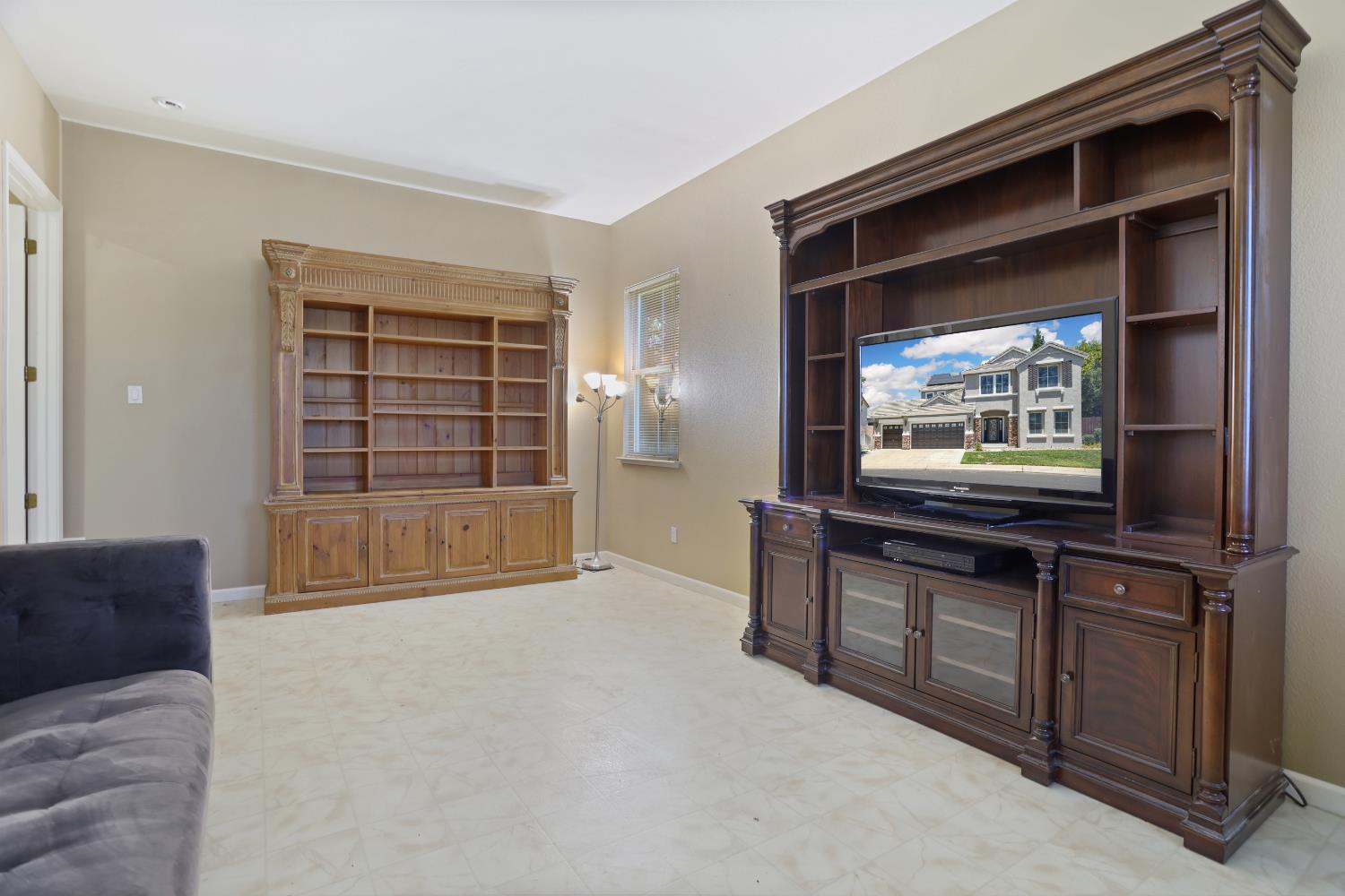 935 Shortland Cir, Manteca, CA 95337