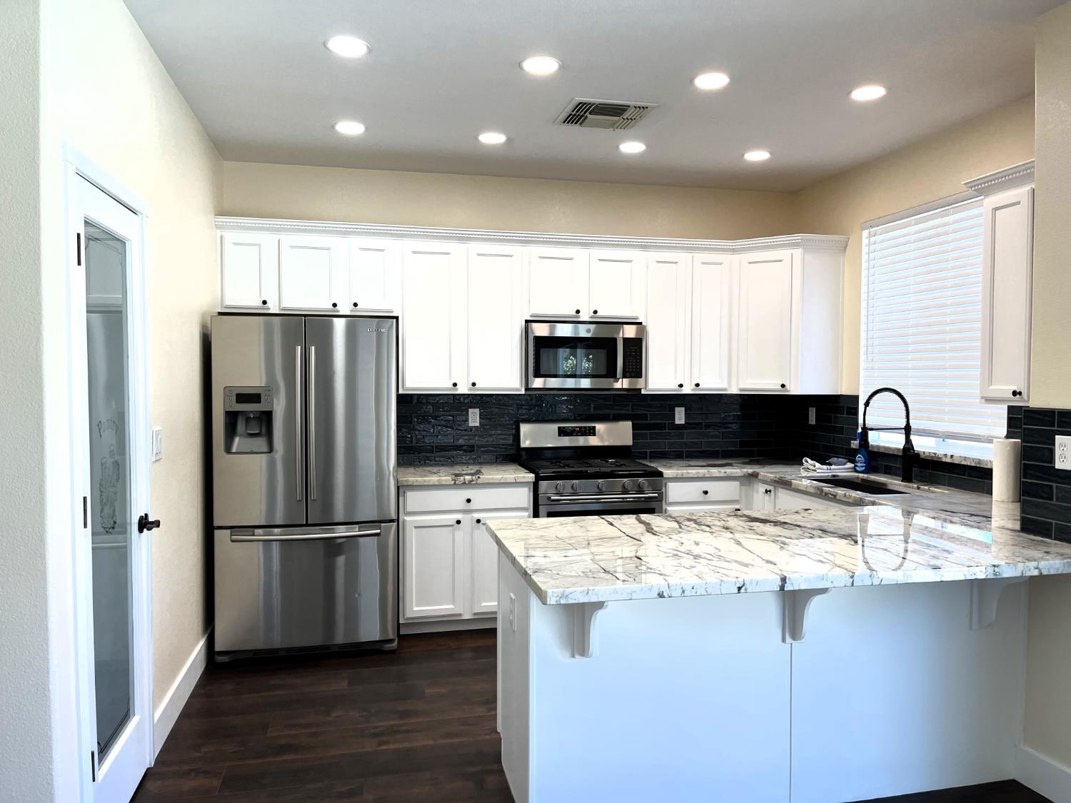 13211 Rivercrest Dr, Waterford, CA 95386