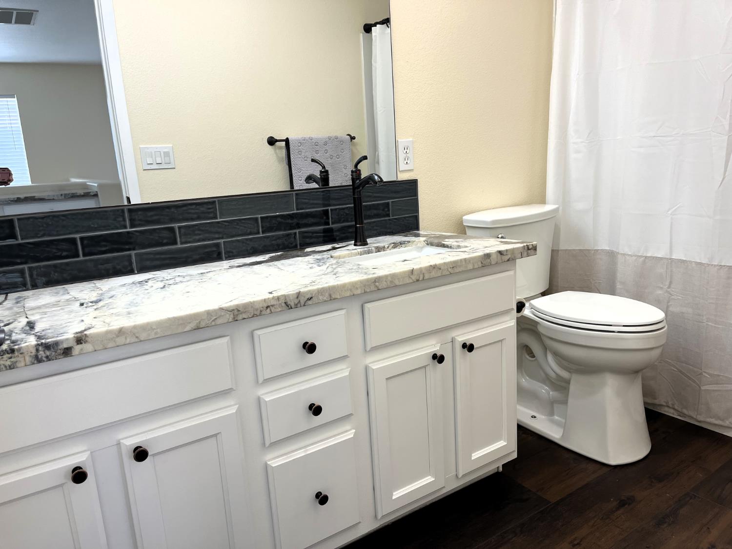 13211 Rivercrest Dr, Waterford, CA 95386