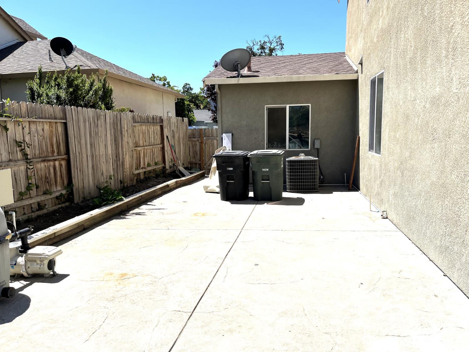 13211 Rivercrest Dr, Waterford, CA 95386