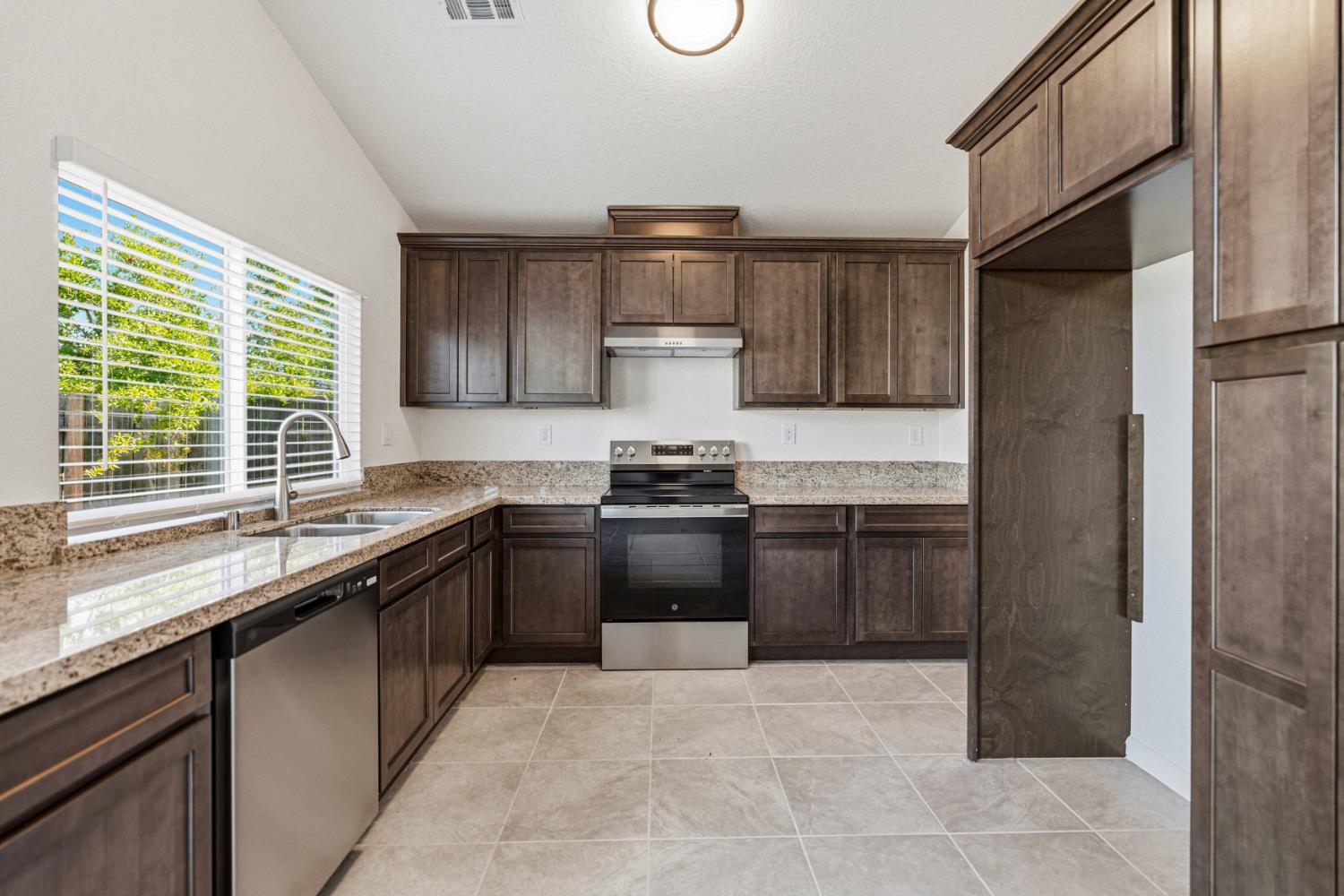 1316 Riverette Dr, Modesto, CA 95351