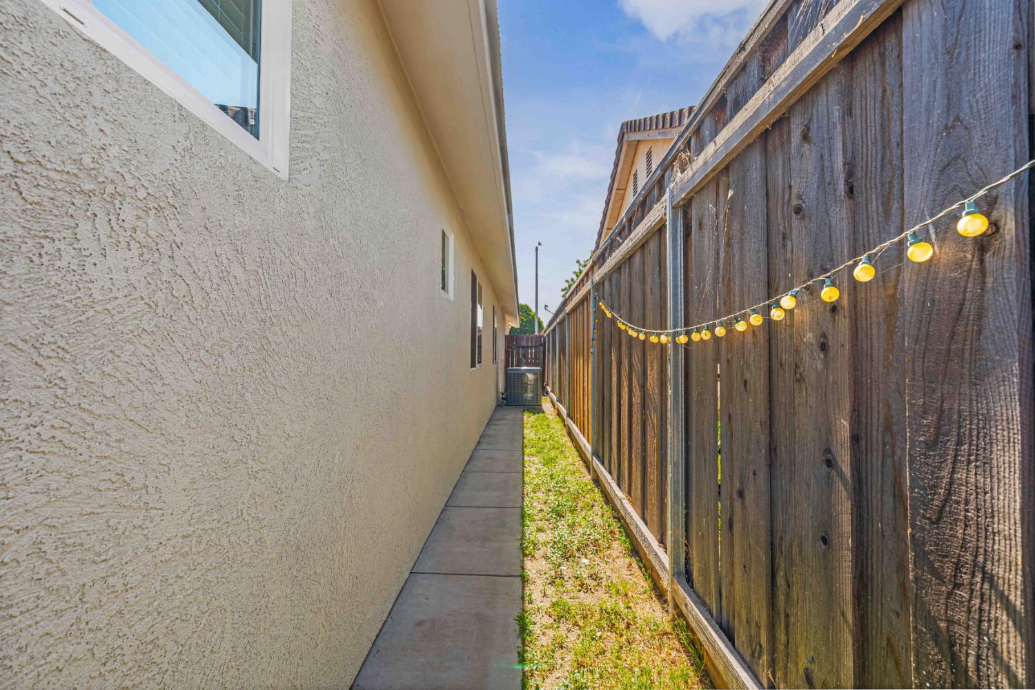 1316 Riverette Dr, Modesto, CA 95351