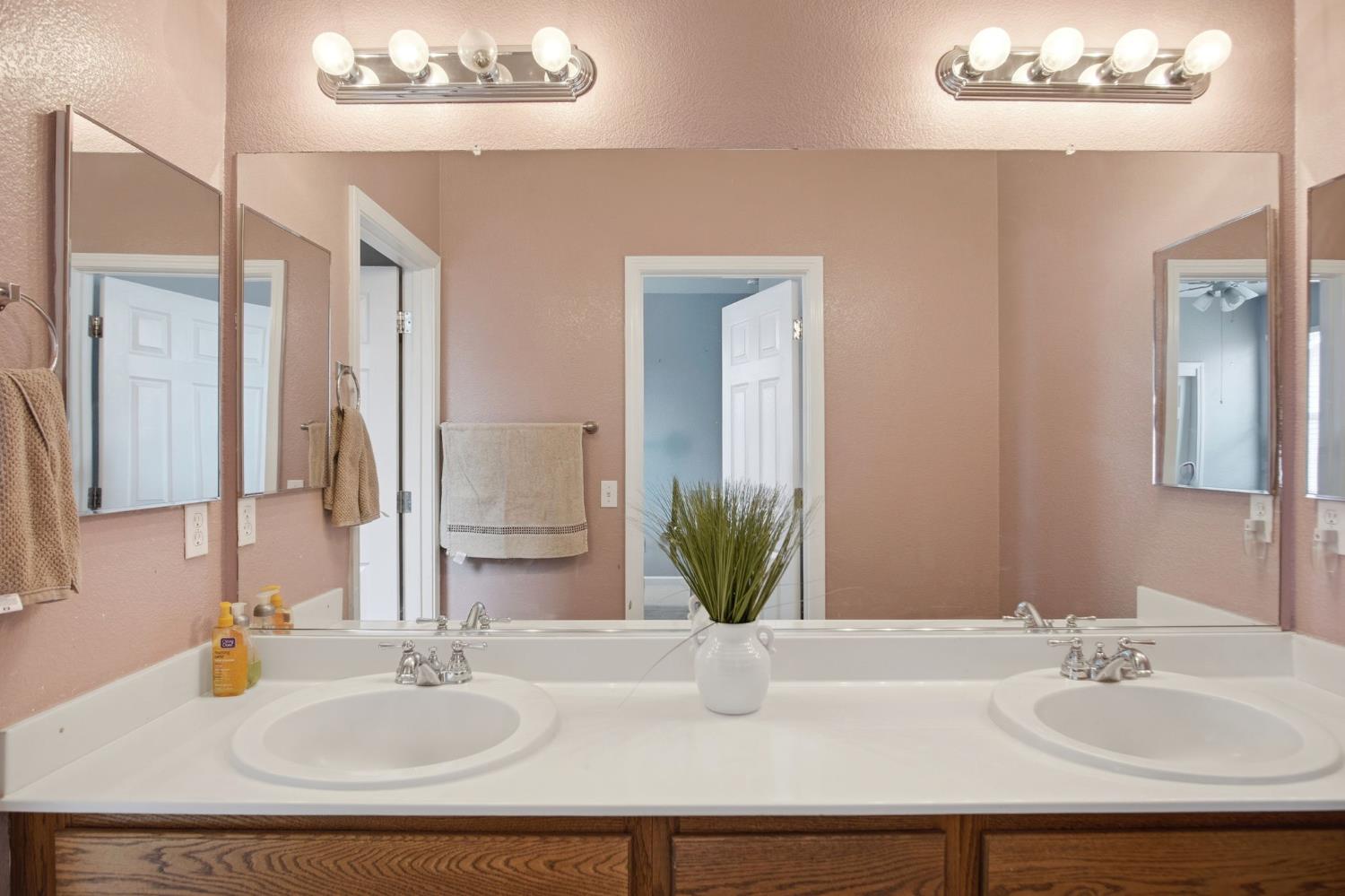 1501 Tristan Ct, Hughson, CA 95326