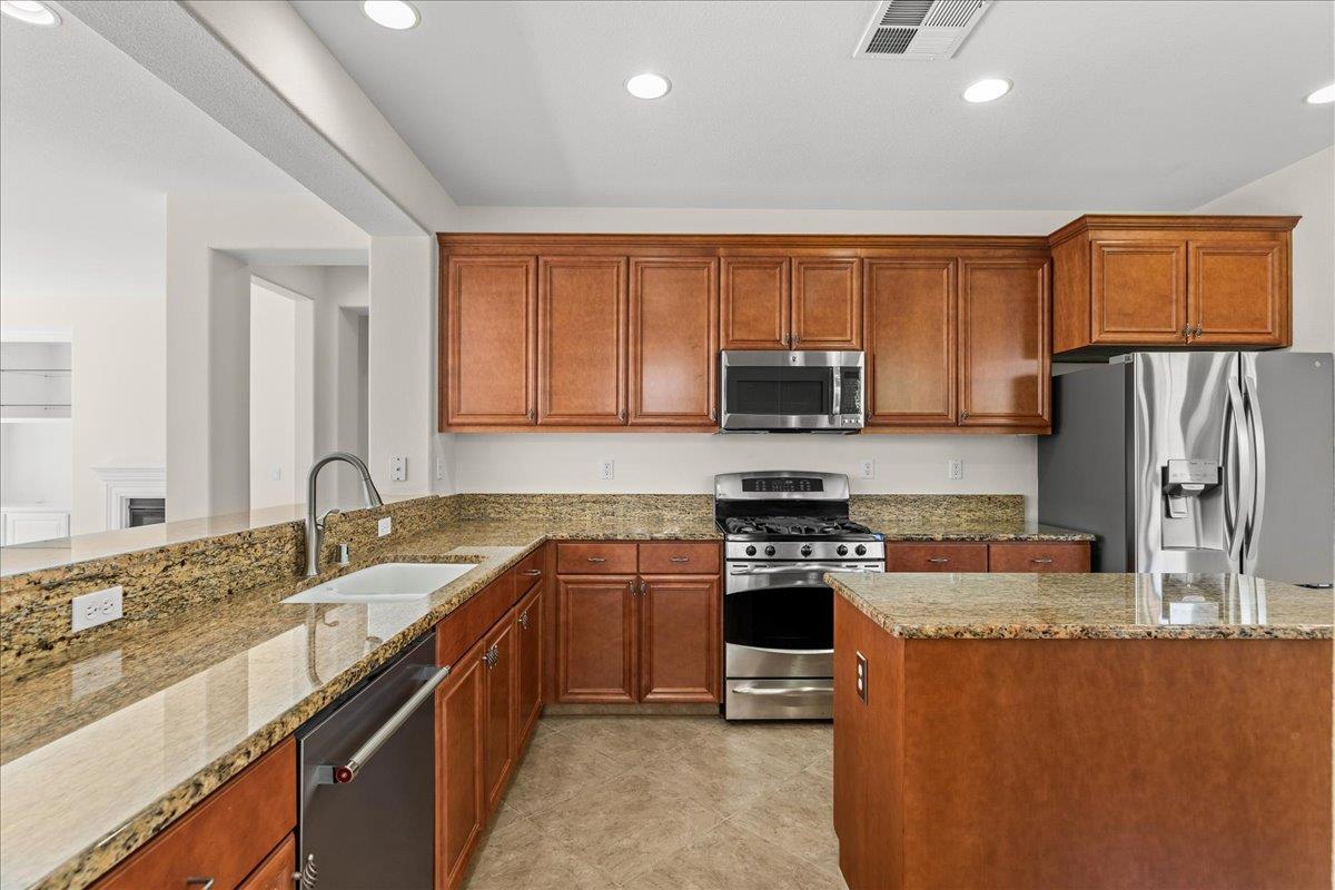 375 Applegate Dr, Oakdale, CA 95361