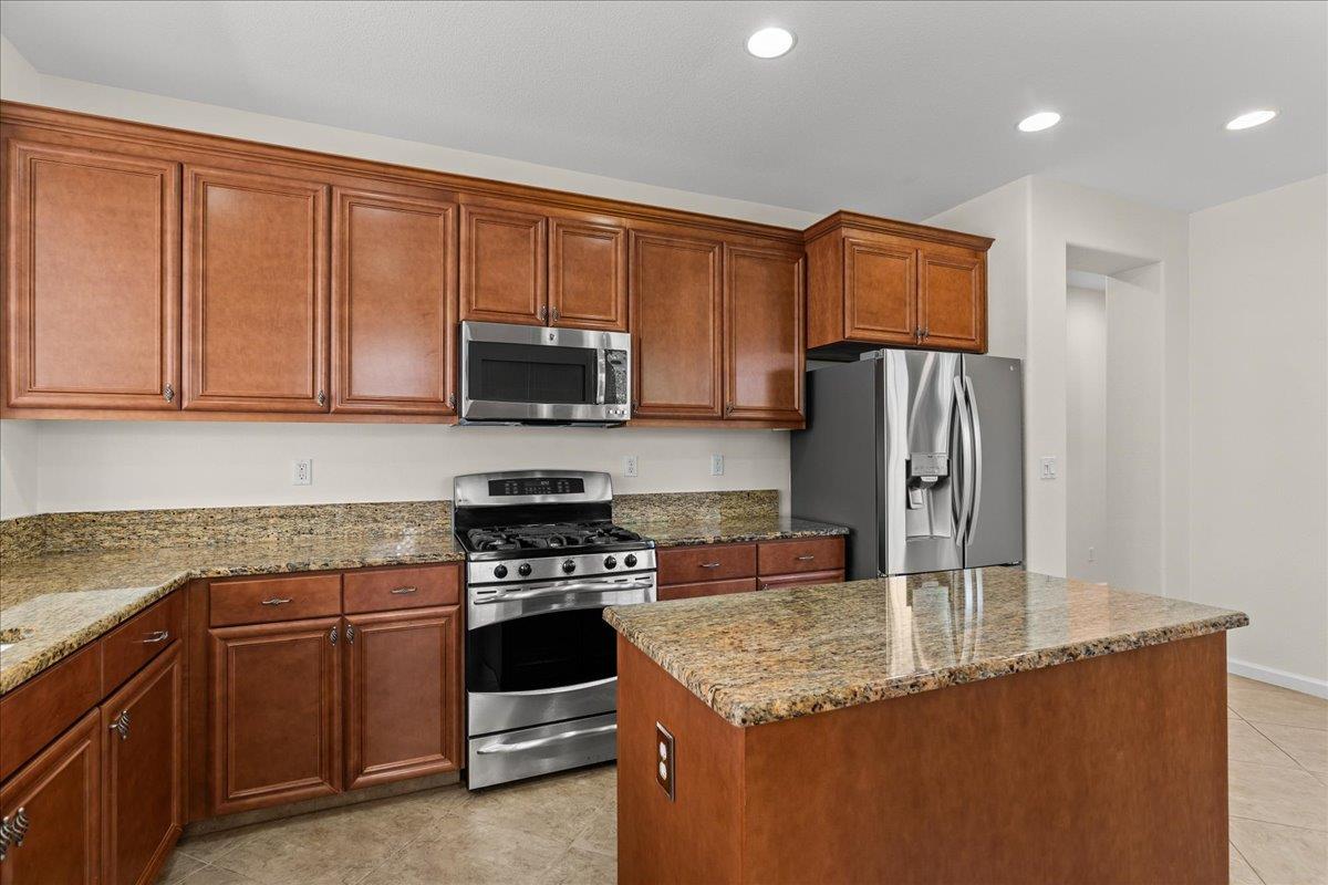 375 Applegate Dr, Oakdale, CA 95361