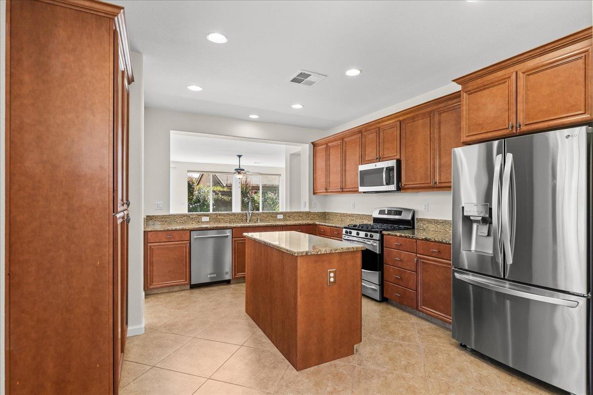 375 Applegate Dr, Oakdale, CA 95361