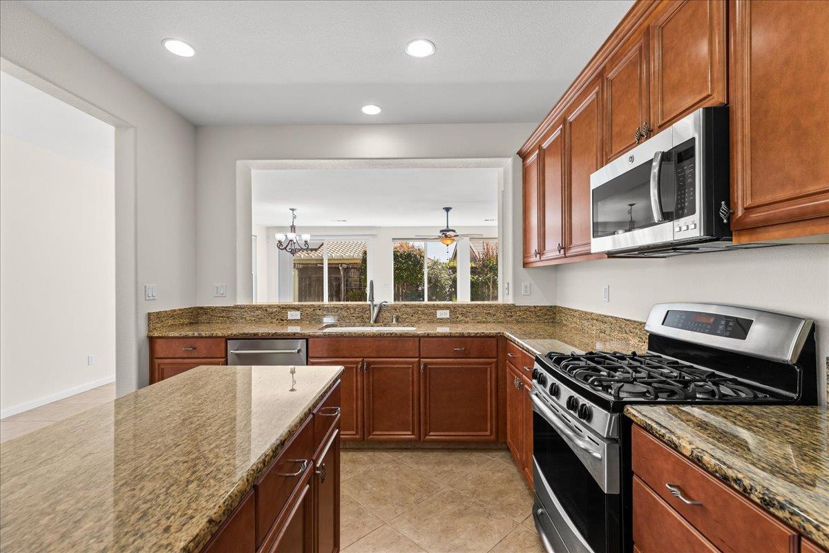 375 Applegate Dr, Oakdale, CA 95361