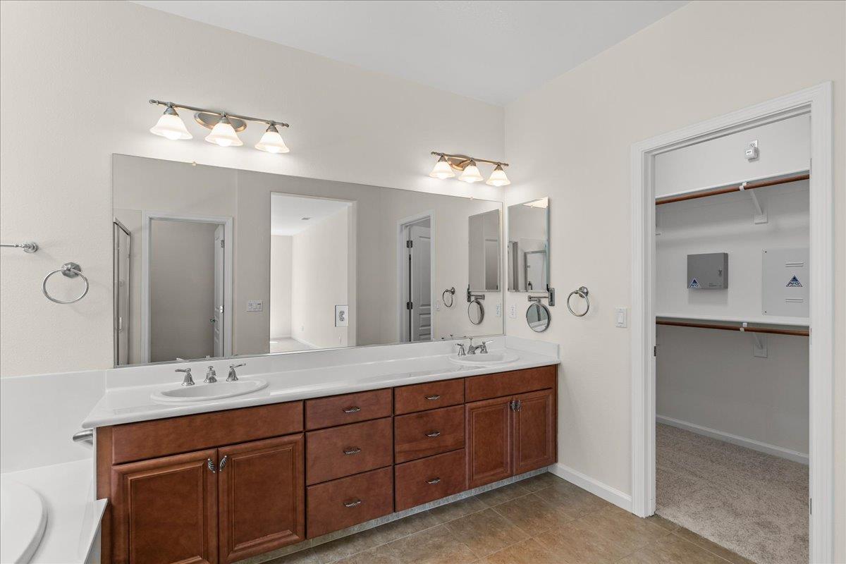 375 Applegate Dr, Oakdale, CA 95361
