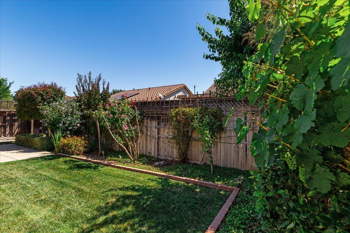 375 Applegate Dr, Oakdale, CA 95361