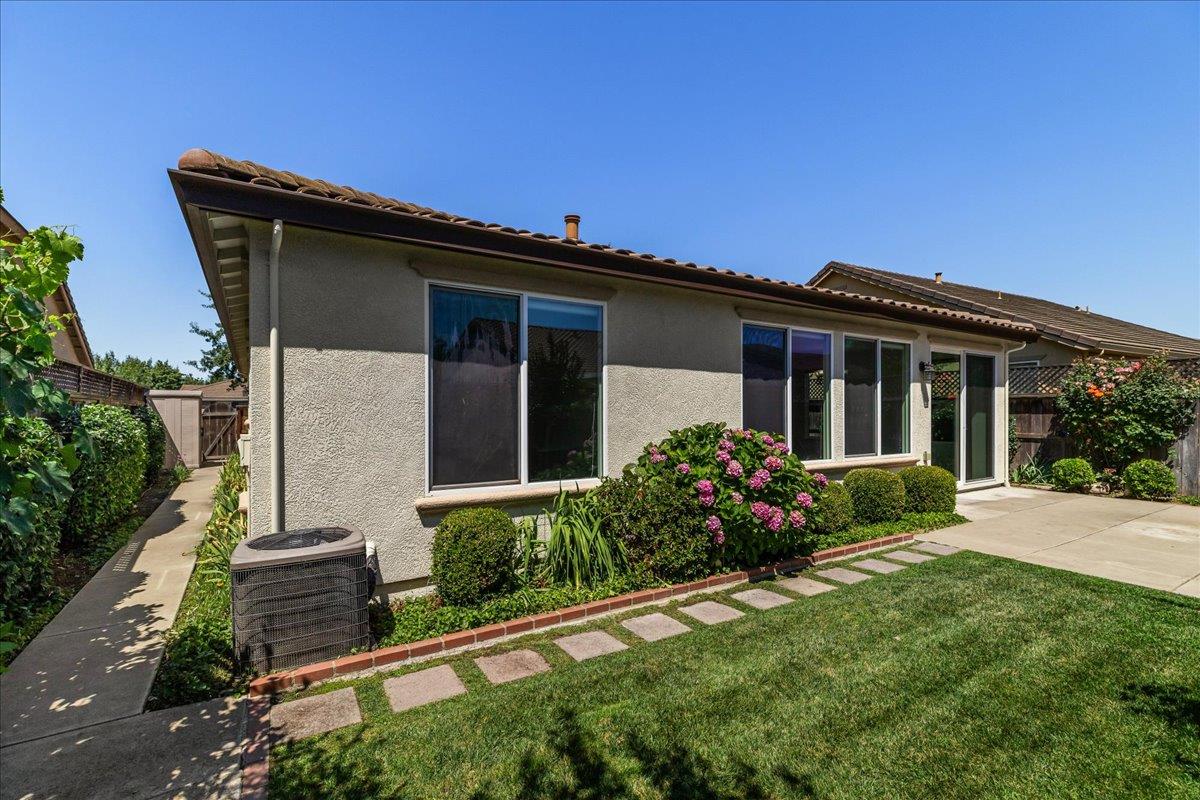 375 Applegate Dr, Oakdale, CA 95361