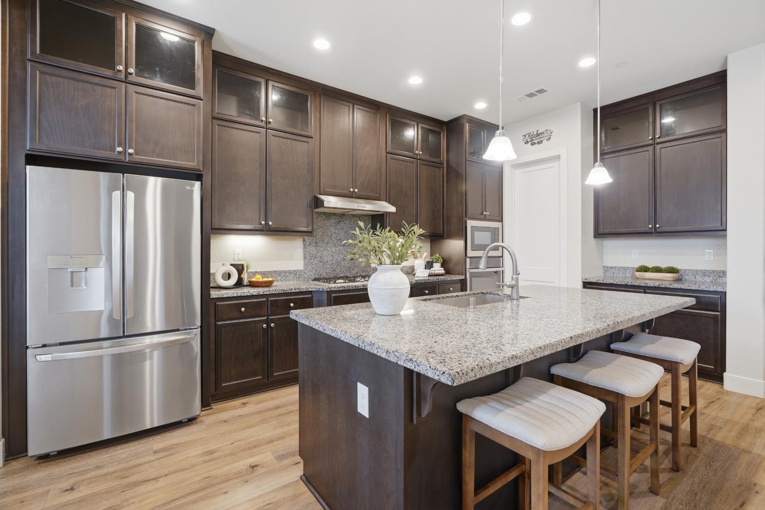2466 Paramount Ln, Manteca, CA 95337