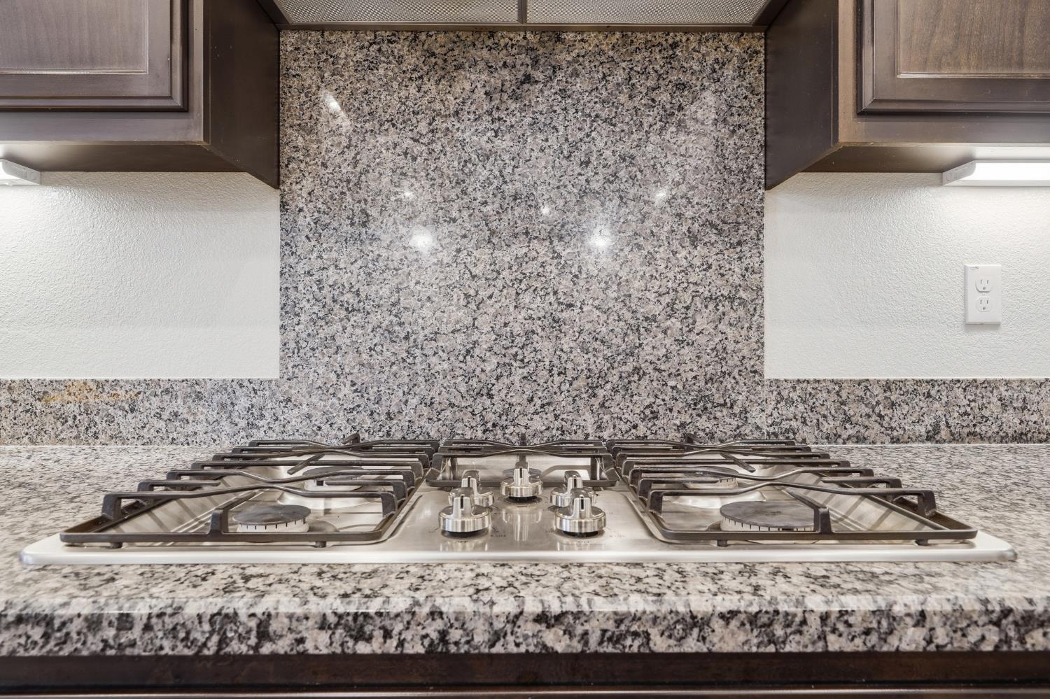 2466 Paramount Ln, Manteca, CA 95337