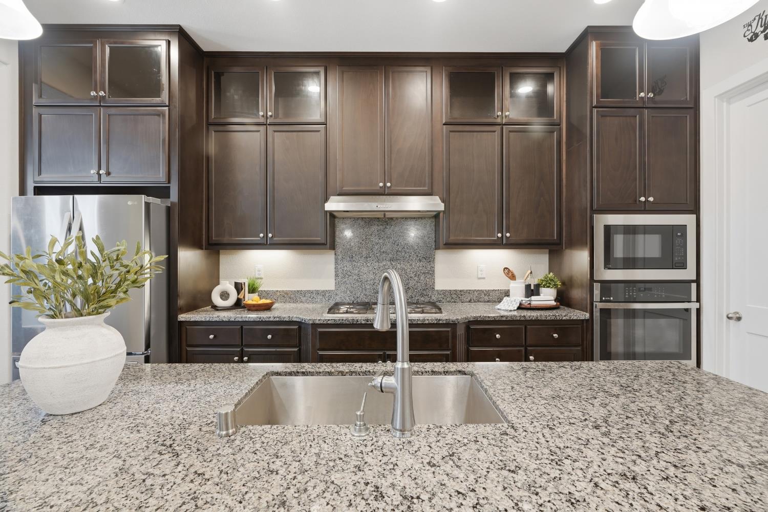 2466 Paramount Ln, Manteca, CA 95337