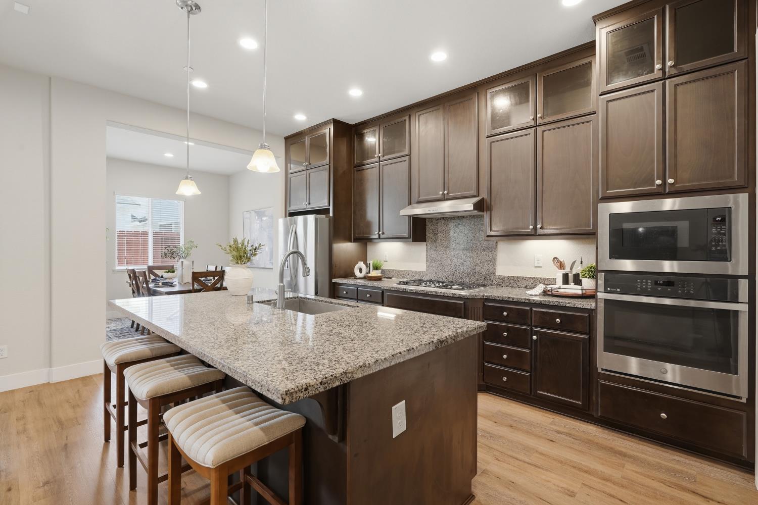 2466 Paramount Ln, Manteca, CA 95337
