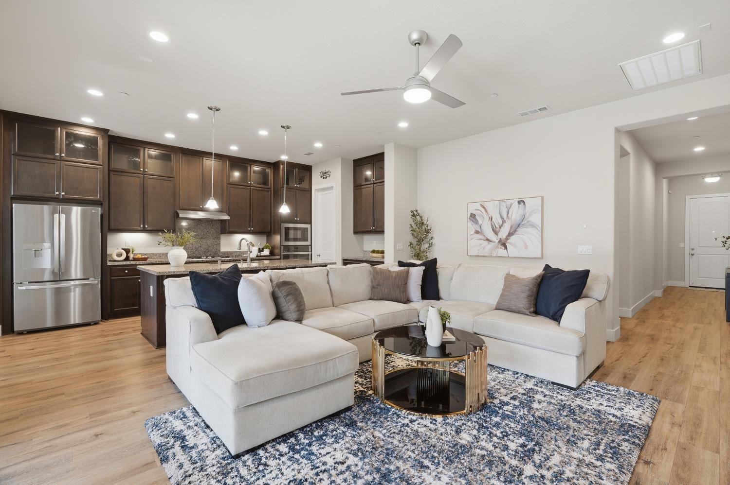 2466 Paramount Ln, Manteca, CA 95337