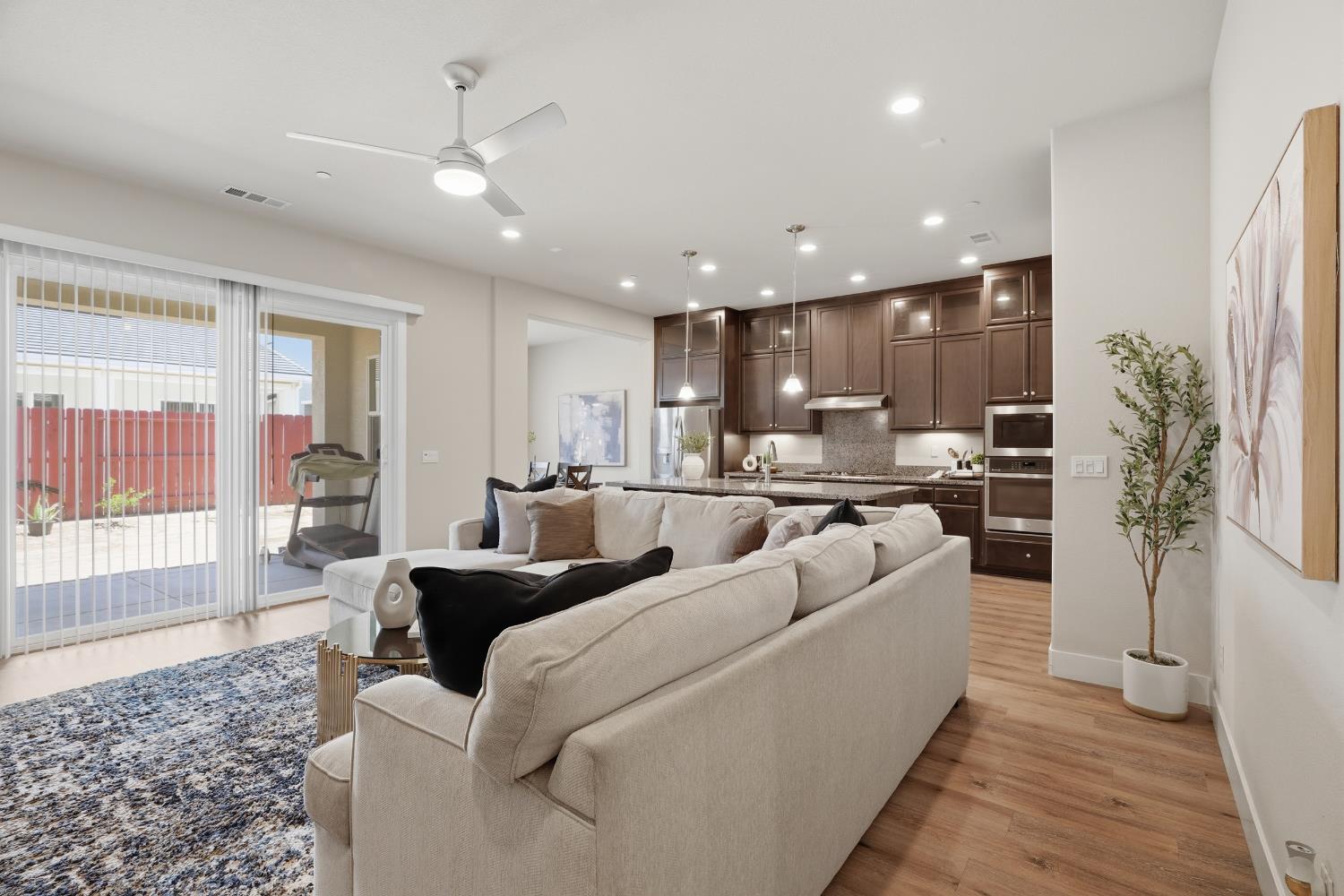 2466 Paramount Ln, Manteca, CA 95337
