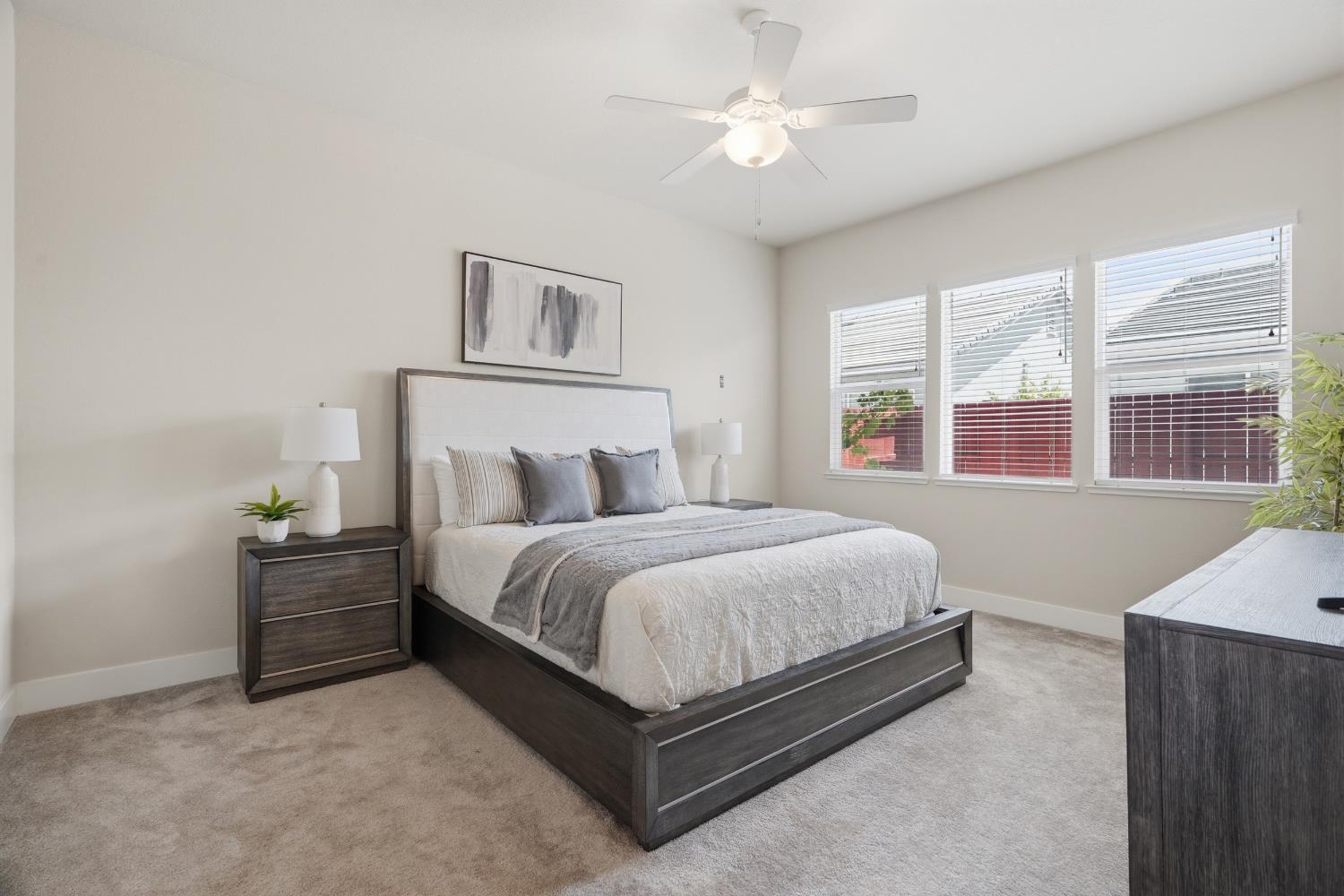 2466 Paramount Ln, Manteca, CA 95337