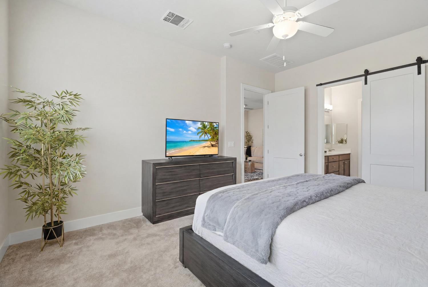 2466 Paramount Ln, Manteca, CA 95337