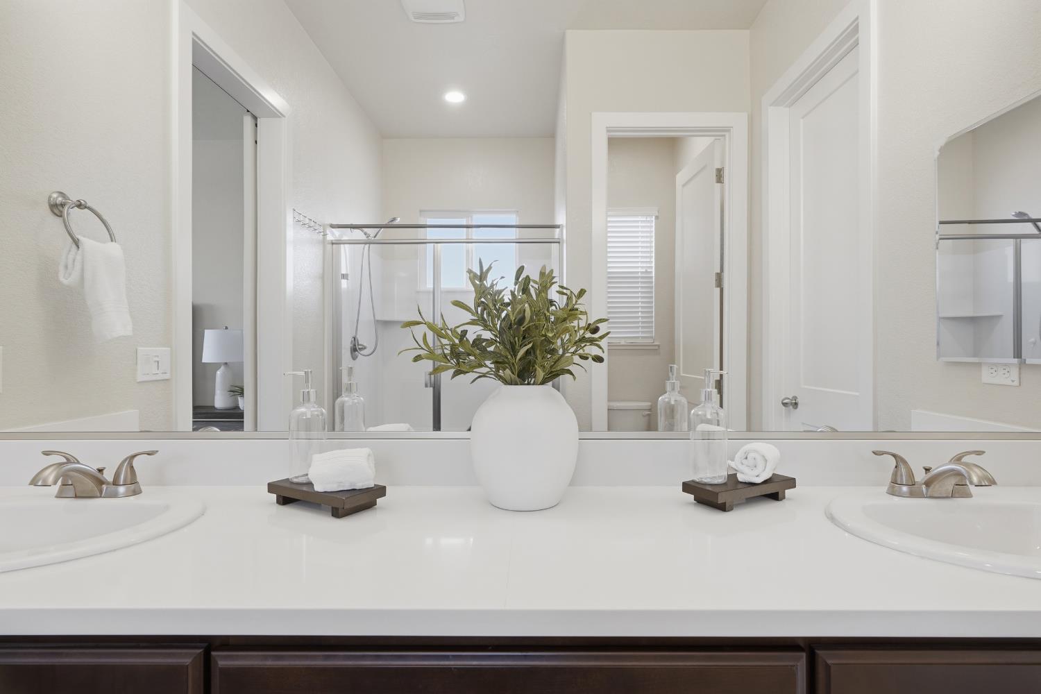 2466 Paramount Ln, Manteca, CA 95337
