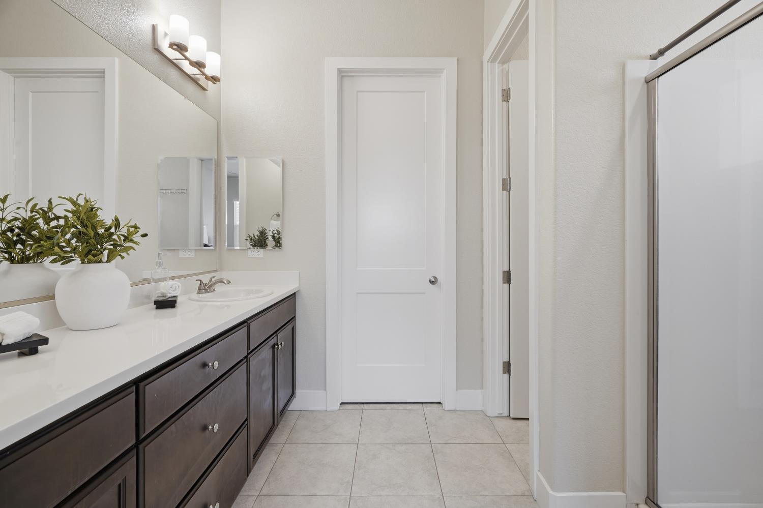 2466 Paramount Ln, Manteca, CA 95337
