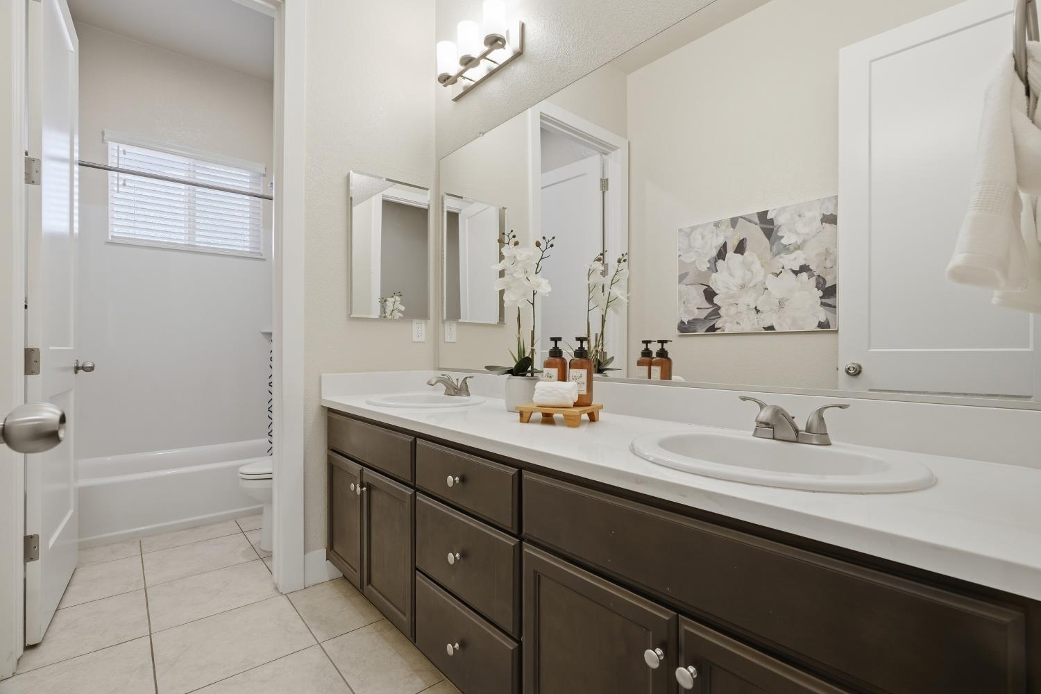2466 Paramount Ln, Manteca, CA 95337