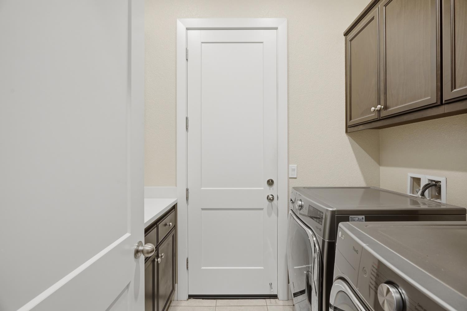 2466 Paramount Ln, Manteca, CA 95337