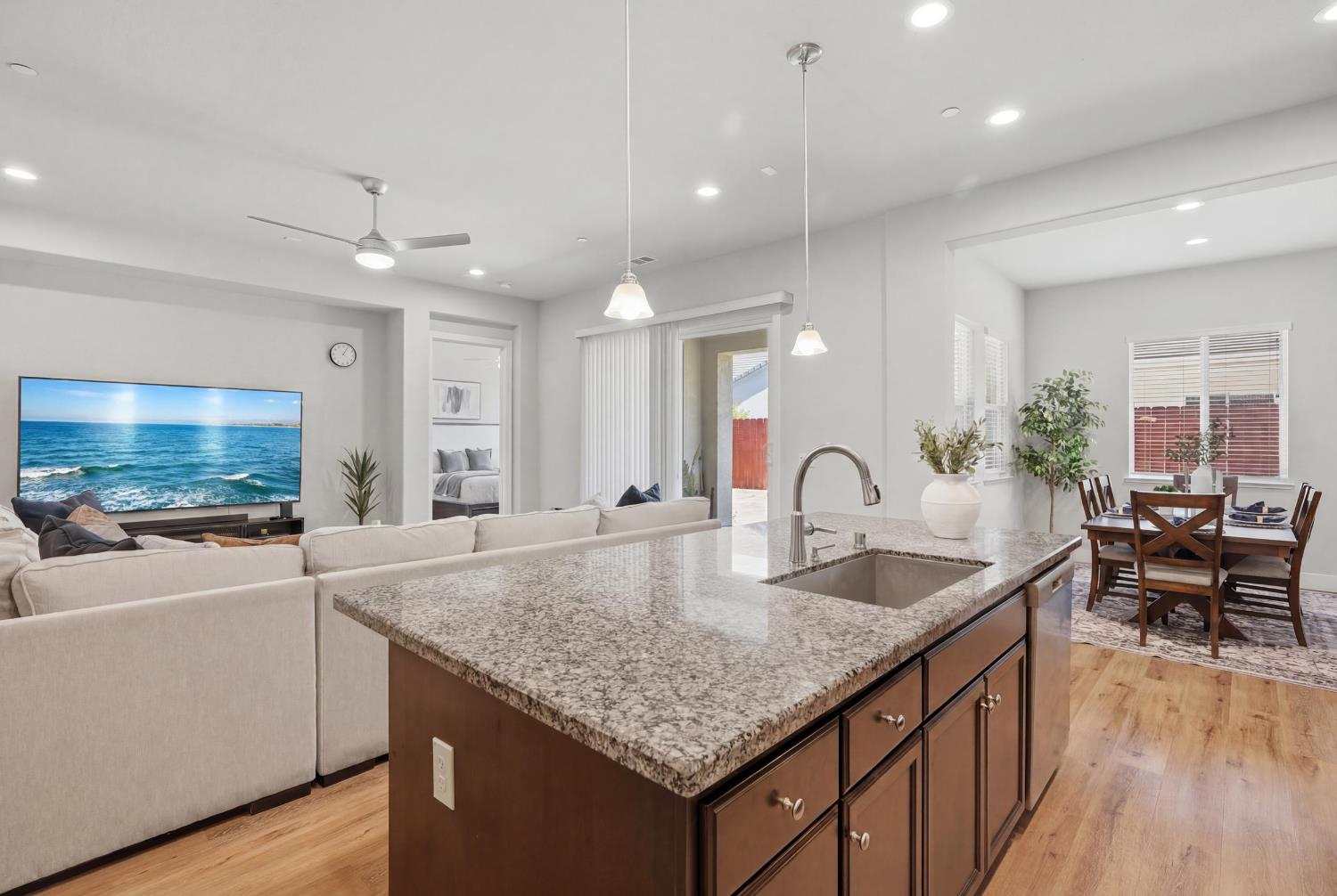 2466 Paramount Ln, Manteca, CA 95337