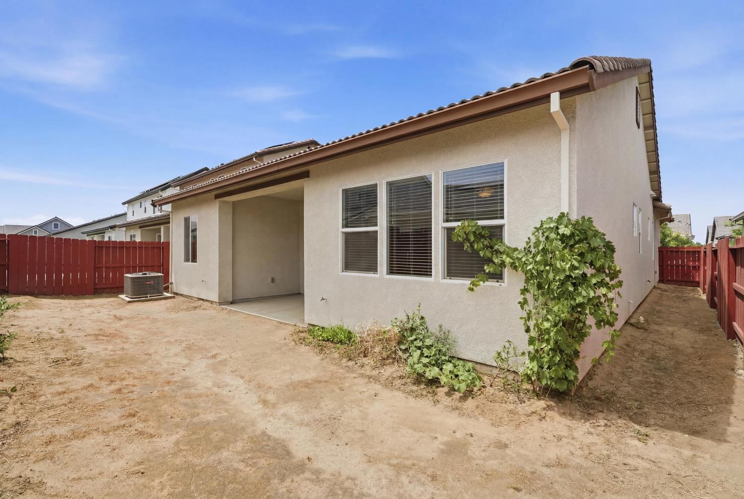 2466 Paramount Ln, Manteca, CA 95337