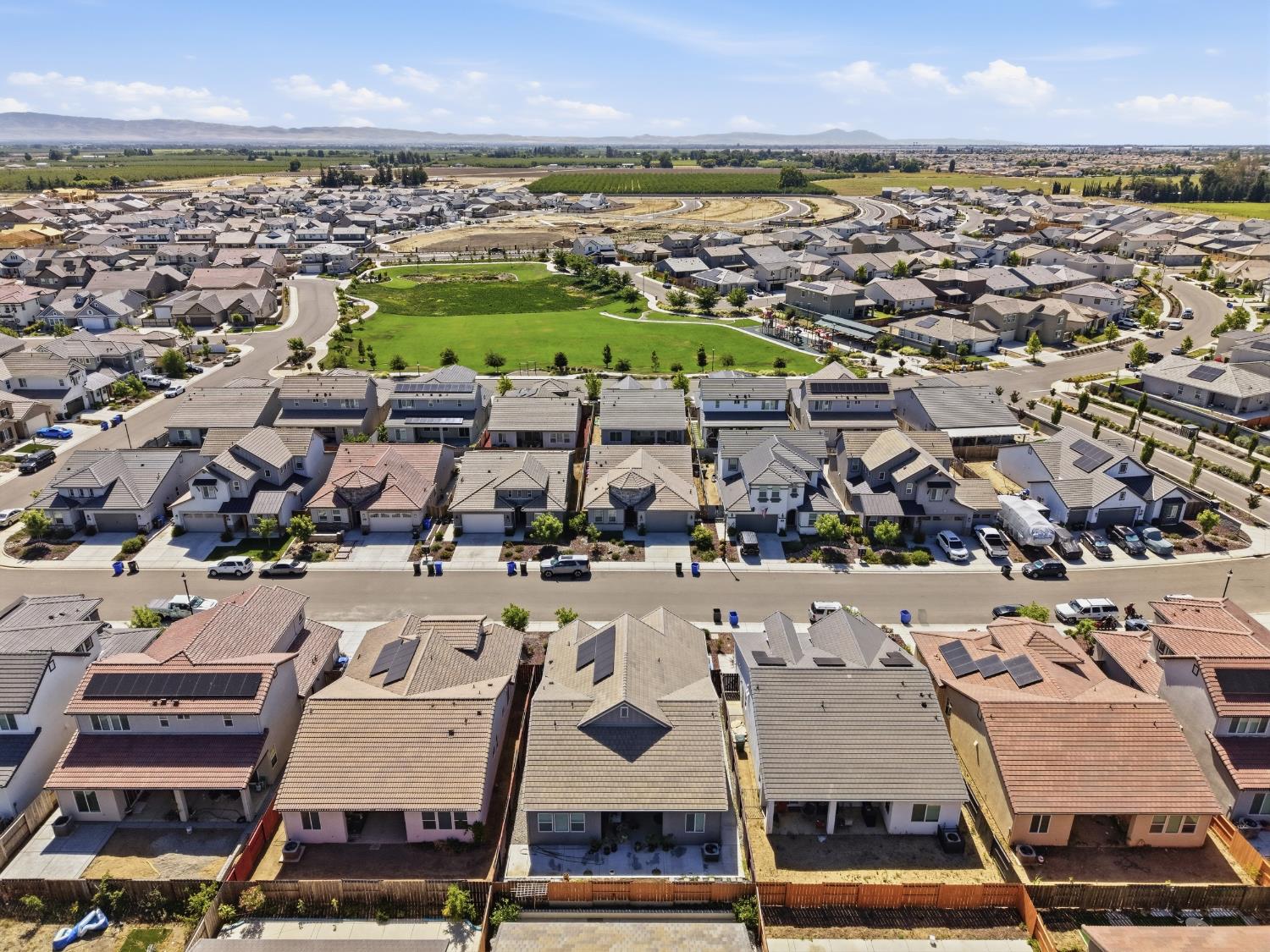 2466 Paramount Ln, Manteca, CA 95337